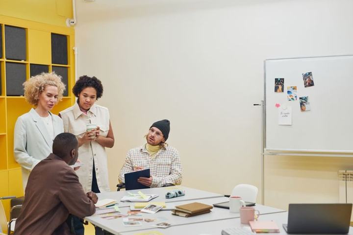 Equipe en reunion — inscriptions et candidatures en ligne